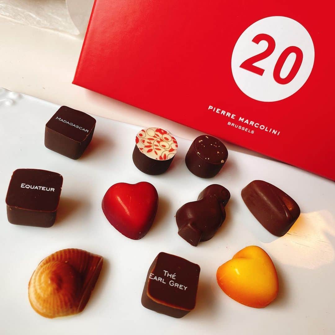 里井真由美さんのインスタグラム写真 - (里井真由美Instagram)「#pierremarcolini #chocolate #belgium ㊗️20周年❗️ピエールマルコリーニのショコラが日本に来日して20年‼️ ・ ・ 🇧🇪🇯🇵記念チョコ&季節パフェの会にお招き頂きました🙏 @pierre_marcolini_japan  @pierremarcolini ・ ・ パフェは塩キャラメルと季節限定のピーチパフェ🍑ピーチとホワイトチョコがぴったり合う〜♡ ・ ・ 20周年ショコラはスペシャリテがギュッと入ってます。スクエア型の可愛いミニトートも限定販売♡ ・ ・ カカオの産地別ショコラや、マルコリーニシェフならではのハート型ショコラは2種入ってます♥️💛 ・ ・ ミニトートは、今日、お着物で収録があったから早速使いました。携帯と貴重品入れてスタジオ移動したり、小物入れたり。シンプルで使いやすいです😊 ・ ・ 🇧🇪🇯🇵毎年日本にお見えになっていたシェフ。ベルギー大使館での新作発表会はお伺いするのが楽しみでした。 (→シェフとの画像は2019年10月です) ・ ・ 早くコロナが落ち着いてまたご来日頂けるといいな〜🇧🇪🇧🇪 ・ ・ それまでは銀座店のシェフのお人形に会いに行って、おいしいショコラをしっかり食べよう♡秋にはマロンパフェも登場するので、今からもう楽しみ🌰🌰🌰🌰🌰🌰🌰🌰🌰🌰🌰笑 ・ ・ ピーチパフェと20周年記念ショコラは数量限定なのでお見逃しなく〜 ・ ・ #ピエールマルコリーニ #ピエールマルコリーニ銀座 #20周年#ショコラ#チョコレート#kimono#kimonostyle #モンブランの世界#栗#和栗#栗スイーツ#モンブラン#里井真由美#衣替えモンブラン#着物#フードジャーナリスト里井真由美」6月26日 23時35分 - mayumi.satoi