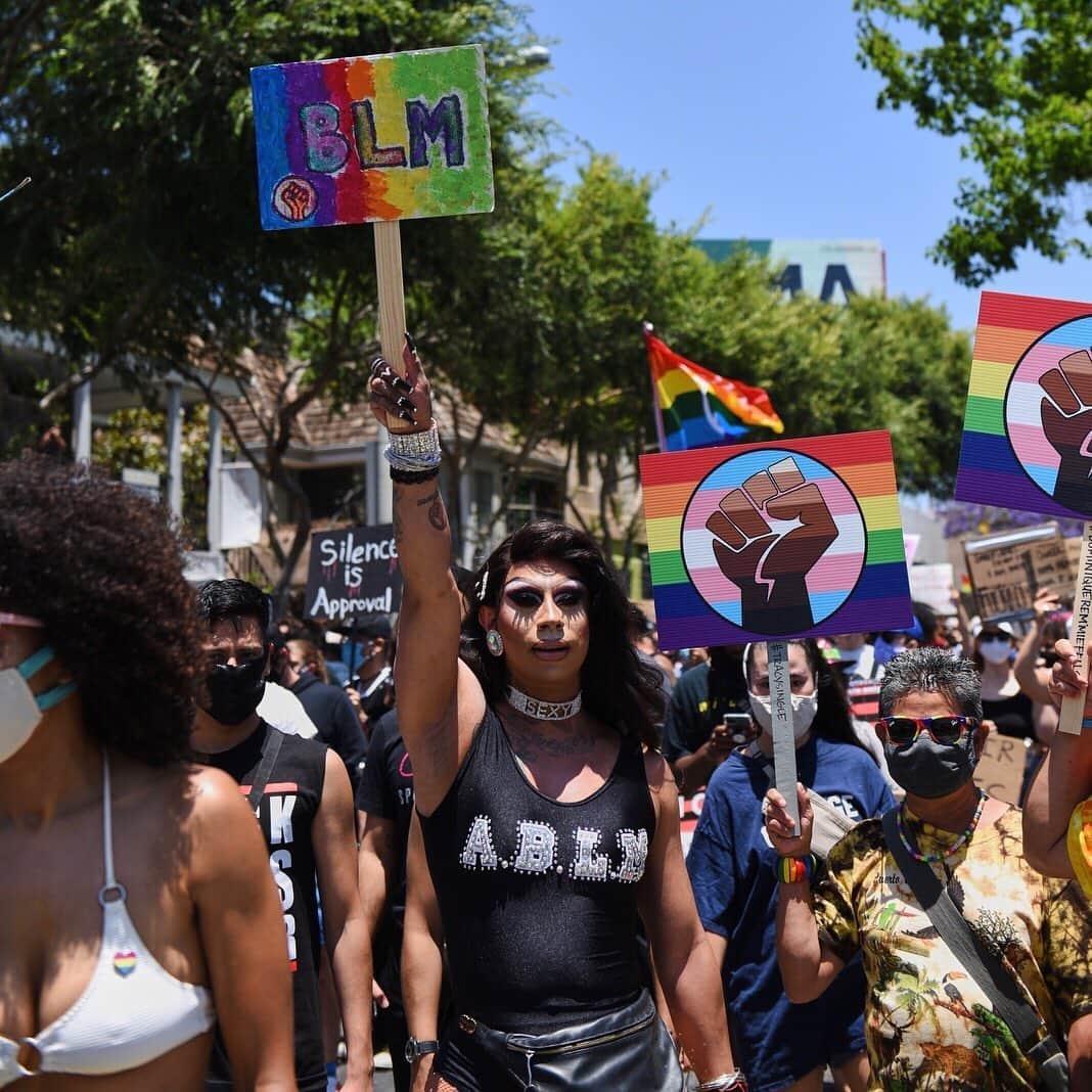 WWDジャパンさんのインスタグラム写真 - (WWDジャパンInstagram)「スナップ：レインボーカラーで彩られる「プライド パレード」　20年はBLM運動と融合﻿ ﻿ 毎年6月の「プライド月間」では、LGBTQ（レズビアン、ゲイ、バイセクシャル、トランスジェンダー等の性的少数者）コミュニティーの権利啓発が行われる。月間中のイベントのひとつである「プライド パレード（Pride Parade）」は、多様性を象徴するレインボーカラーで彩られたパレードとフェスティバルで、世界各地で人が集まってLGBTQ文化をたたえるものとなっている。﻿ ﻿ 20年の「プライド パレード」では、アメリカで黒人男性ジョージ・フロイド（George Floyd）氏が白人の警察官に押さえつけられて死亡した事件でいっそう広がっている「Black Lives Matter（黒人の命は大切 以下、BLM）」の抗議運動の影響も各所に見られる。BLM運動の包括性にも目が向けられ、「All Black Lives Matter（全ての黒人の命は大切）」を掲げて黒人人権運動の中で見落とされやすいLGBTQの存在も含むよう訴えている。﻿ ﻿  パレードの様子を捉えたスナップ全16枚は、@wwd_jp のプロフィールのリンクから﻿ ﻿ PHOTOS : CEDRIC TERRELL / WWD (c) FAIRCHILD PUBLISHING, LLC﻿ ﻿ #BlackLivesMatter #BLM #AllBlackLivesMatter #pride #pridemonth #pride2020」6月26日 23時36分 - wwd_jp