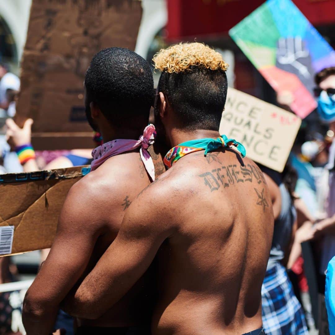 WWDジャパンさんのインスタグラム写真 - (WWDジャパンInstagram)「スナップ：レインボーカラーで彩られる「プライド パレード」　20年はBLM運動と融合﻿ ﻿ 毎年6月の「プライド月間」では、LGBTQ（レズビアン、ゲイ、バイセクシャル、トランスジェンダー等の性的少数者）コミュニティーの権利啓発が行われる。月間中のイベントのひとつである「プライド パレード（Pride Parade）」は、多様性を象徴するレインボーカラーで彩られたパレードとフェスティバルで、世界各地で人が集まってLGBTQ文化をたたえるものとなっている。﻿ ﻿ 20年の「プライド パレード」では、アメリカで黒人男性ジョージ・フロイド（George Floyd）氏が白人の警察官に押さえつけられて死亡した事件でいっそう広がっている「Black Lives Matter（黒人の命は大切 以下、BLM）」の抗議運動の影響も各所に見られる。BLM運動の包括性にも目が向けられ、「All Black Lives Matter（全ての黒人の命は大切）」を掲げて黒人人権運動の中で見落とされやすいLGBTQの存在も含むよう訴えている。﻿ ﻿  パレードの様子を捉えたスナップ全16枚は、@wwd_jp のプロフィールのリンクから﻿ ﻿ PHOTOS : CEDRIC TERRELL / WWD (c) FAIRCHILD PUBLISHING, LLC﻿ ﻿ #BlackLivesMatter #BLM #AllBlackLivesMatter #pride #pridemonth #pride2020」6月26日 23時36分 - wwd_jp