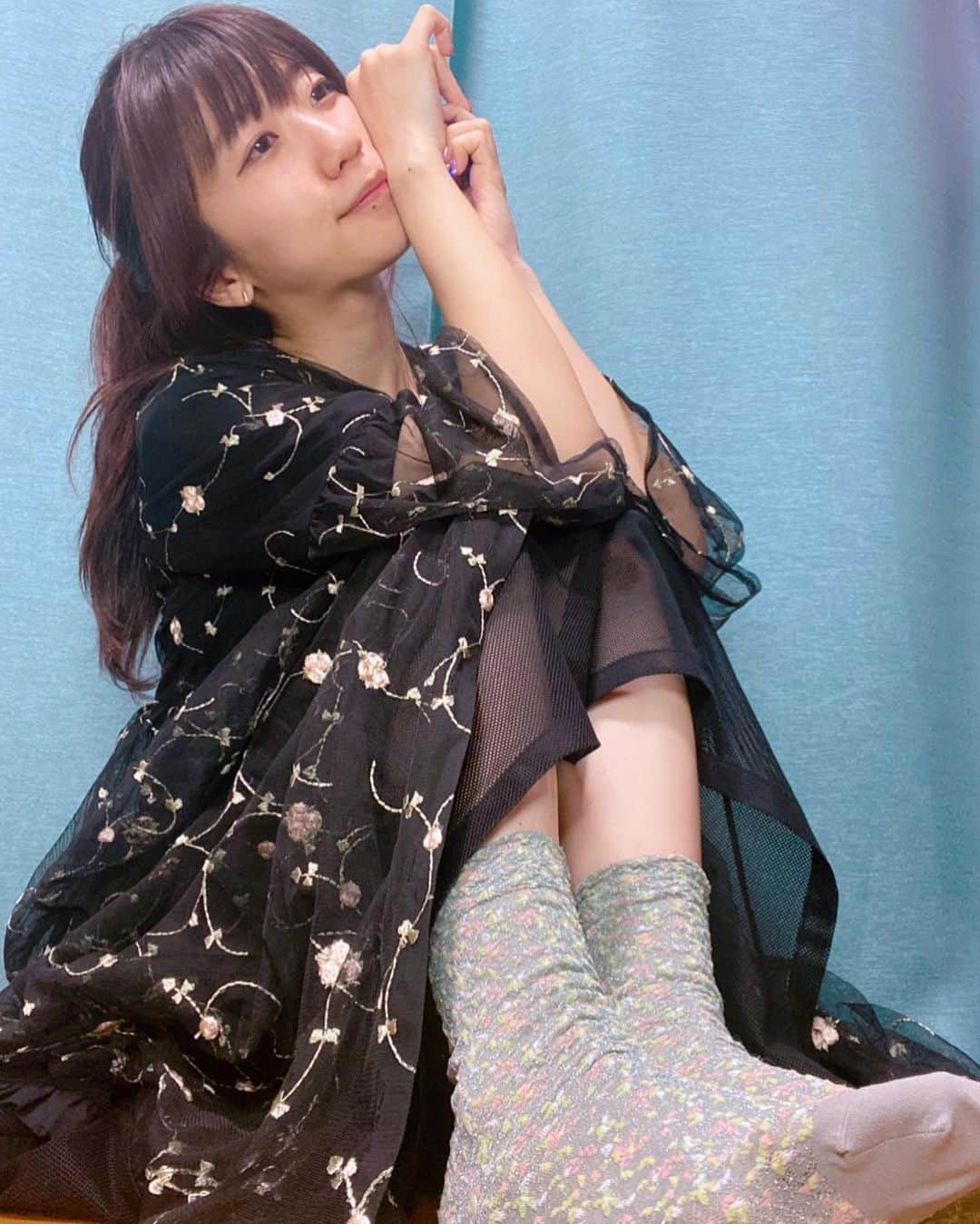 ぱいぱいでか美のインスタグラム：「でか美ヲタにもらった靴下かわい〜 ꙳ #socks #ayame #onepiece #mocha #下北沢 ↑羽織ってるやつ #俺はインスタグラマーになりてぇ ꙳ 見えてないから書いてないけど トップスとスカート履いて スケスケの花柄やつは羽織ってたよ〜 そして！見て！この靴下！ ヲタクがくれました〜かわいい！ ありがとうね☻ 繊細な柄で素敵…❤︎ 実際に見るともうちょっとミントっぽい色でそれも可愛い！ ayameというブランド、頂いてから知ったのですが めっちゃ可愛くて最高〜！」