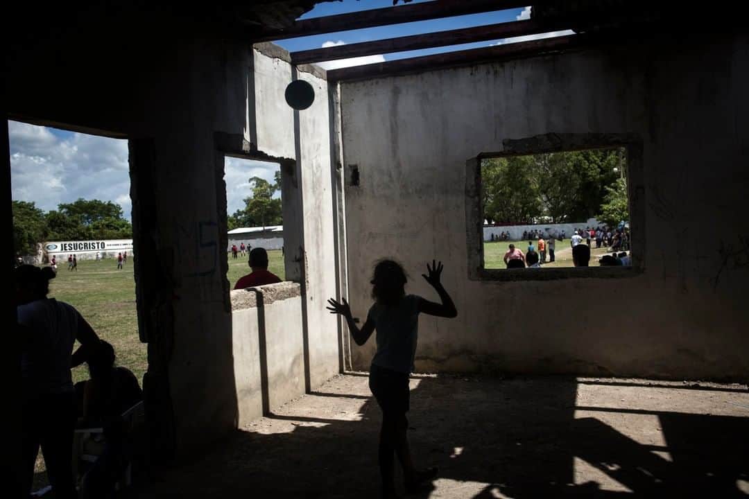 のインスタグラム：「Photo by @katieorlinsky | Children play in an abandoned structure adjacent to a newly built soccer field in the Rivera Hernandez neighborhood in San Pedro Sula, Honduras. San Pedro Sula has been considered one of the most dangerous areas in the world due to drug gang violence, and this field was once a place where bodies were dumped. However, local activists are fighting to reclaim spaces associated with past violence and turn them into something good.」