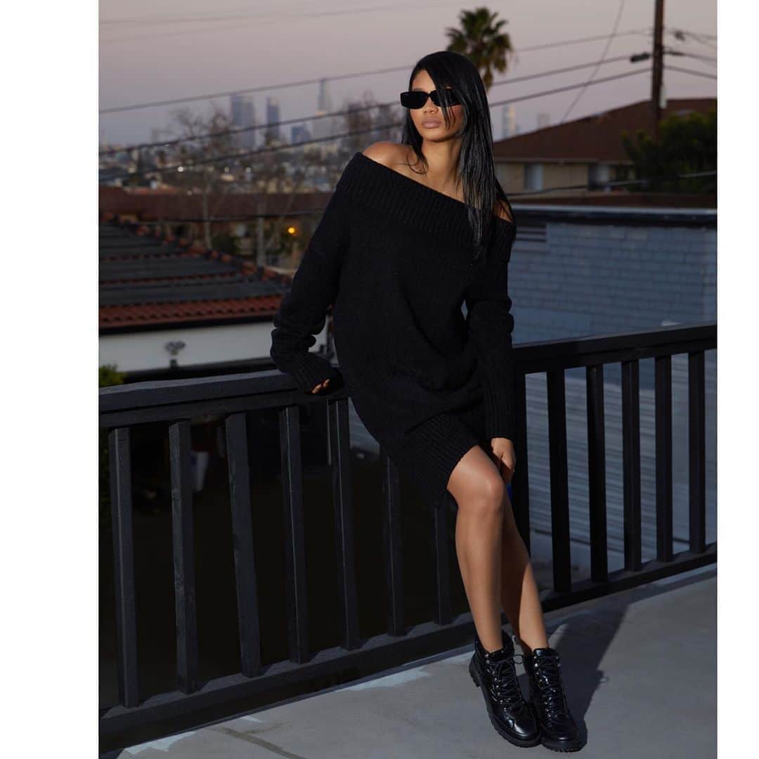 シャネル・イマンのインスタグラム：「Damn Rona I miss LA| Black sweater @revolve 🖤 #revolve」