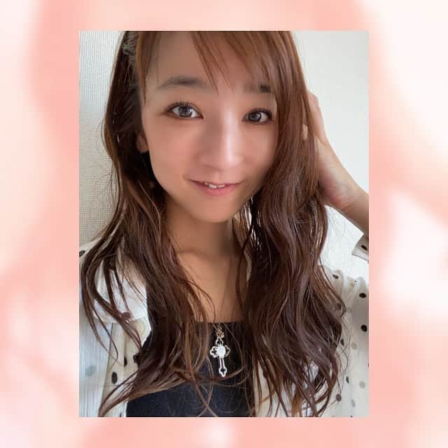 谷口あかりさんのインスタグラム写真 - (谷口あかりInstagram)「﻿ 髪伸びたから﻿ 適当に クルクルってまとめて﻿ 解いたら﻿ 久々パーマ気分❤️﻿ ﻿ ﻿ 先日行った﻿ スタジオ内に﻿ 小さな﻿ 物語。﻿ ﻿ 何があったんだろうなぁー。﻿ ﻿ ﻿ #ヘアメイク﻿ #ヘアアレンジ﻿ #簡単ヘアアレンジ﻿ #ロングヘアアレンジ﻿ #セルフヘアアレンジ﻿ #インフルエンサー﻿ #instagram﻿ #instagramer﻿ #インスタグラム﻿ #モデル﻿ #撮影モデル﻿ #ポートレートモデル﻿ #変身願望﻿ #箱庭﻿ #ストーリー﻿ #物語﻿ #飛行機﻿ ﻿」6月26日 23時51分 - akari.taniguchi