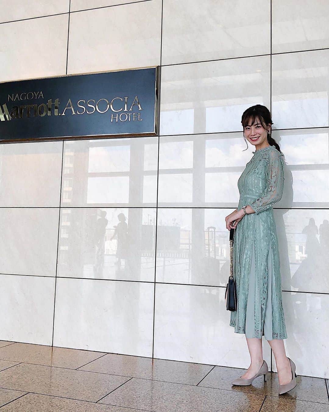 伊藤沙織のインスタグラム：「《消してしまい、いいねやコメント、保存してくださった方申し訳ありません》 . 一つ前の投稿に、たくさんのお祝いコメントありがとうございました🥺❤️全てに返信していると思いますが、漏れてたらごめんなさい😭 さて、両家顔合わせの時の服装と顔合わせのしおりですが、こんな感じでした🥰私もビール飲んだので、若干顔赤い🤣酔っぱらう前に写真撮れば良かったと後悔...顔合わせのしおりは、好評だったので頑張って作って良かったです💕思い出にもなりますね🍀表紙以外の紙は東急ハンズで購入、印刷はkincosでお願いしました📄 . . #顔合わせしおり #両家顔合わせ #顔合わせ食事会 #顔合わせコーデ」