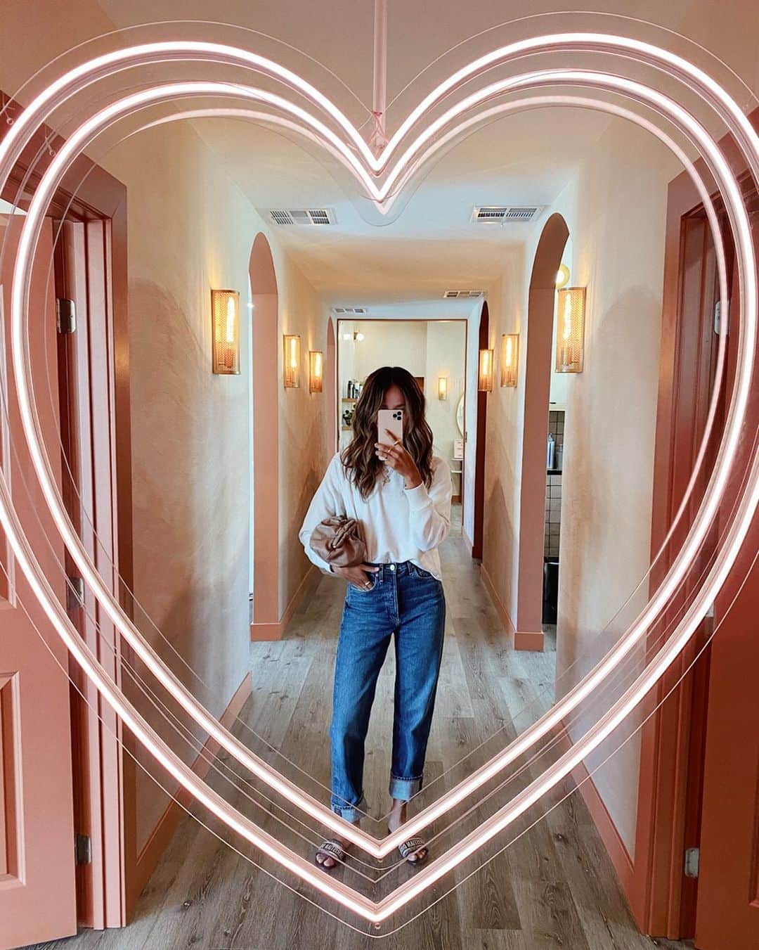 ジュリー・サリニャーナのインスタグラム：「prettiest mirror selfie ever at @ninezeroone 💓  So happy to see my @nikkilee901 for some much needed hair care! Thank you Nikki, love you!」