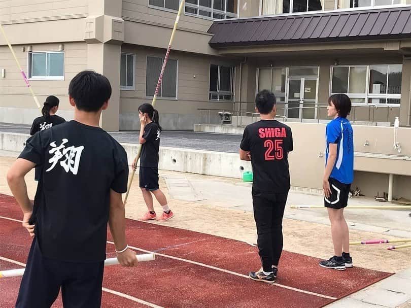 我孫子智美さんのインスタグラム写真 - (我孫子智美Instagram)「2020.06.26  今日は彦根翔西館高校陸上部にお邪魔してきました！ 自粛期間がやっと終わり、1〜3年生が揃って練習できたのは最近だけど、全員での活動もあと少しだそう。 それでも3年生が後輩に丁寧にアドバイスを送り、自分もチームも少しでも上手くなろうとする姿勢に、大袈裟ではなく心打たれました。  部活動って、結果だけじゃない、こういうところもいいですよね。 大人になっても、この時期に同じ目標に向けて一緒に頑張った仲間にはちょこちょこ会いたくなるし、 この時期に頑張った事実は、大人と呼ばれる今の自分にとても影響していると思います。 大人になった今だから言えることだけども。  コロナで元々の目標がなくなってしまった現役中高生の運動部の皆さんに、滋賀レイクスターズとして今できることを考えました。 努力してきた事実はなくならないと思います。 カタチに残してみませんか？ そしてみんなで共有しましょう！ 『僕の全中！私のインターハイ！ 〜全国への想いをマガジンWEBへぶつけろ！〜』 https://lakesmagazine.jp/2020/06/19/0001/  今日はステキな1日でしたありがとう。 応援しています🤗  #彦根翔西館 #陸上部 #今できる努力を全力で #頑張ろうとする姿が #まぶしかったな #10代っていいな笑 #大人も頑張ろう」6月26日 23時57分 - tomomomiabiko