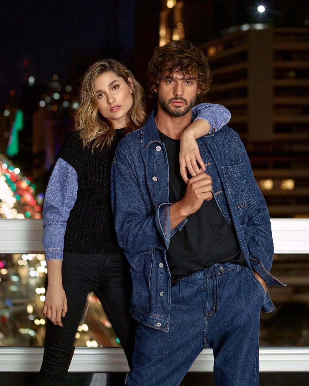 マーロン・テシェイラのインスタグラム：「YOU ➕ ME ➕ JEANS @forumoficial  W/ ✨ @sashameneghel ✨ 📸 by @bobwolfenson 💫  @flaviapommianosky & @chapeusdaviramos 🔥 @rodrigocosta 🎥 by the super✌🏽 @cabelo8588 🔥 #ForumJeans #ForumOrigem」