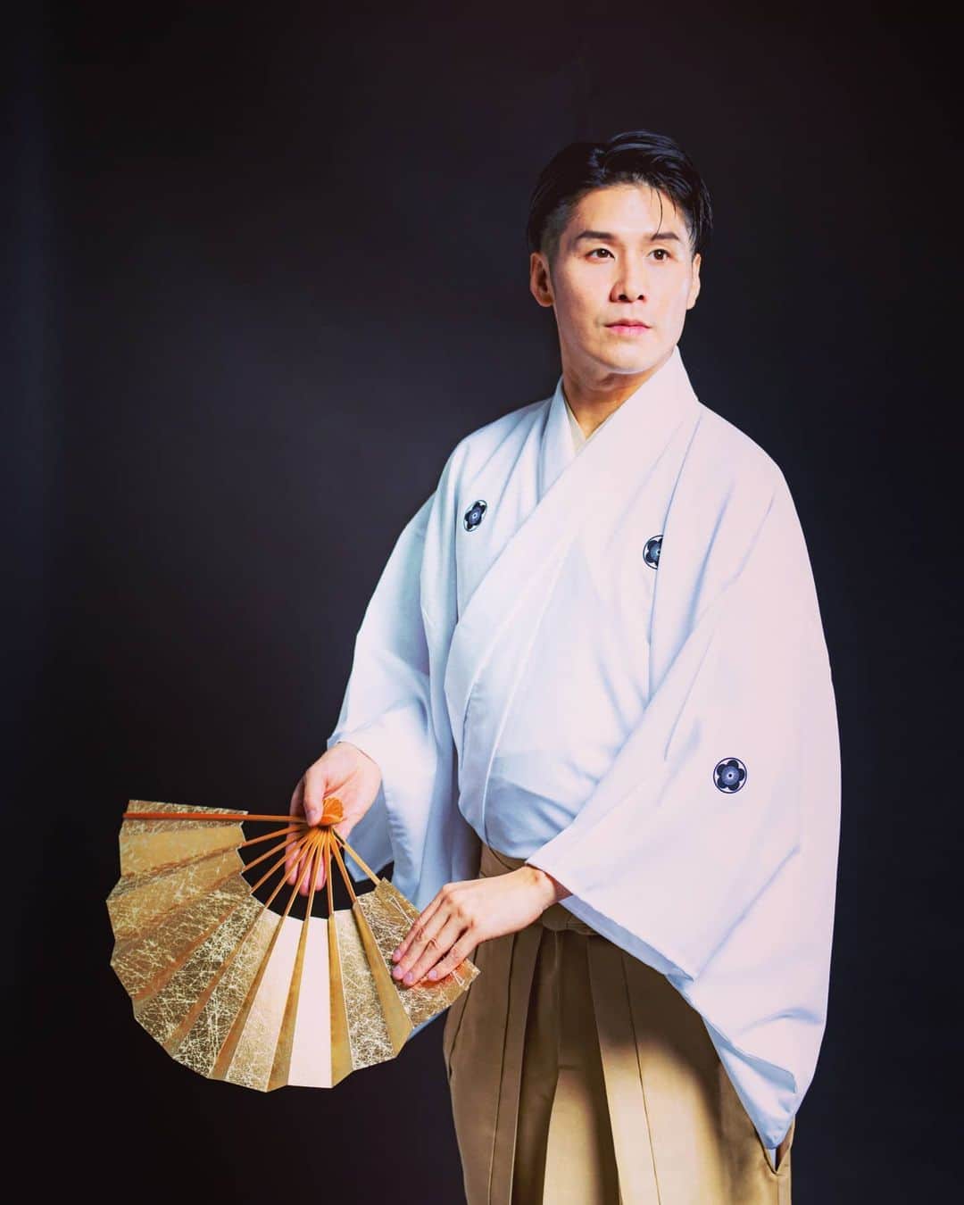 梅川壱ノ介（舞踊家）のインスタグラム：「𝐅𝐮𝐥𝐥 𝐨𝐟 𝐡𝐨𝐩𝐞 ￣￣￣￣￣￣￣￣￣￣￣￣￣￣￣￣￣￣￣￣￣ 希望に満ち溢れて、  photo by @cotaroishii  #梅川壱ノ介  #日本舞踊 #舞踊家」