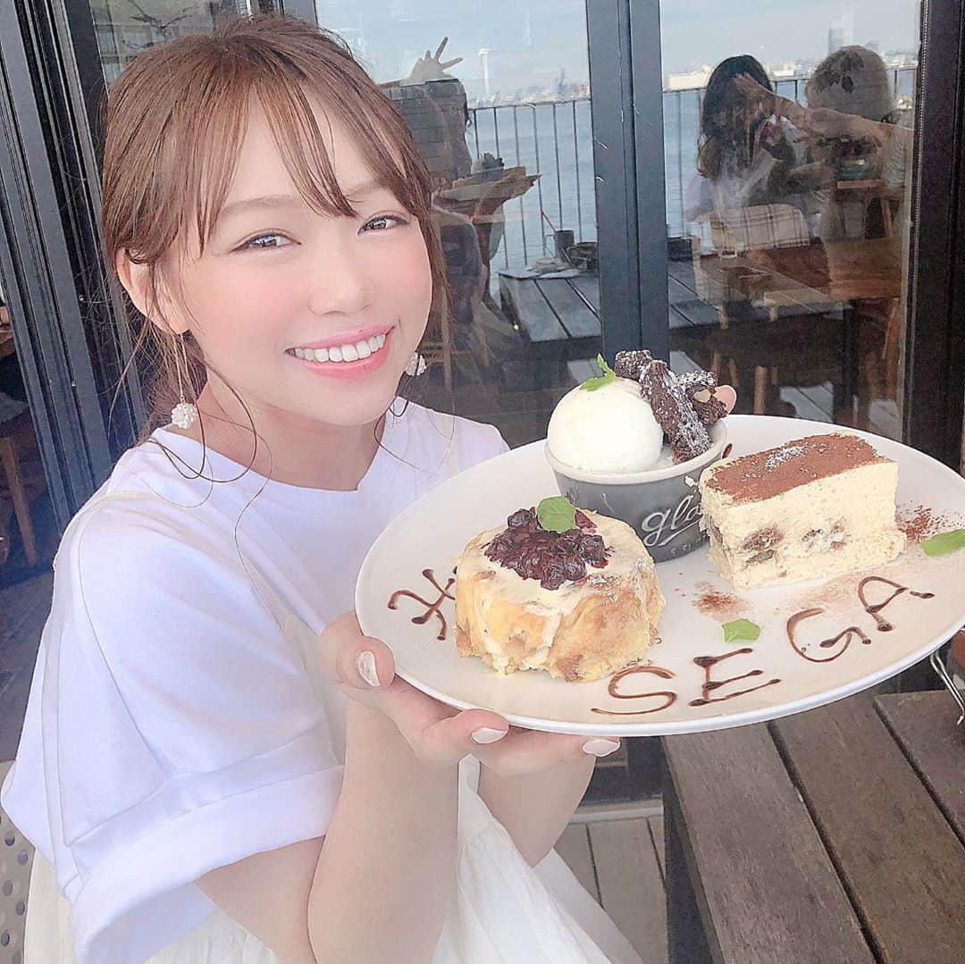 瀬賀しお（せがしぃ）さんのインスタグラム写真 - (瀬賀しお（せがしぃ）Instagram)「˗ˏˋ  6/23  ˎˊ˗  親友たちが誕生日をお祝いしてくれました☺️💓 いくつになってもこうやって集まってお祝いしてくれて嬉しいなっ🤍 もう何年目だろう...（´-`）.｡oO 10代のときに出会ってから ずーーーっと支えてもらってる✨ 絶対的に信頼できる存在がいるだけで強くいられる！！ 本当にありがとう💓 . もう10年くらい一緒にいて 思い出がたっっくさんあるけど、 これからまだ何十年も一緒に思い出を作っていけると思うとわくわくするなぁ〜☺️ 90歳とかになってもカフェで女子会したいわ👵🏼それをSNSに載せたい👵🏼（笑） . #love」6月27日 0時05分 - segashiori