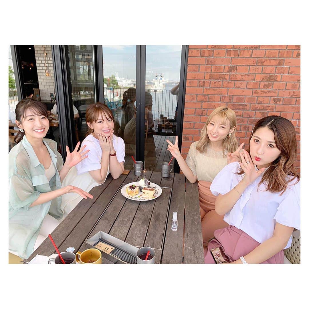 瀬賀しお（せがしぃ）さんのインスタグラム写真 - (瀬賀しお（せがしぃ）Instagram)「˗ˏˋ  6/23  ˎˊ˗  親友たちが誕生日をお祝いしてくれました☺️💓 いくつになってもこうやって集まってお祝いしてくれて嬉しいなっ🤍 もう何年目だろう...（´-`）.｡oO 10代のときに出会ってから ずーーーっと支えてもらってる✨ 絶対的に信頼できる存在がいるだけで強くいられる！！ 本当にありがとう💓 . もう10年くらい一緒にいて 思い出がたっっくさんあるけど、 これからまだ何十年も一緒に思い出を作っていけると思うとわくわくするなぁ〜☺️ 90歳とかになってもカフェで女子会したいわ👵🏼それをSNSに載せたい👵🏼（笑） . #love」6月27日 0時05分 - segashiori