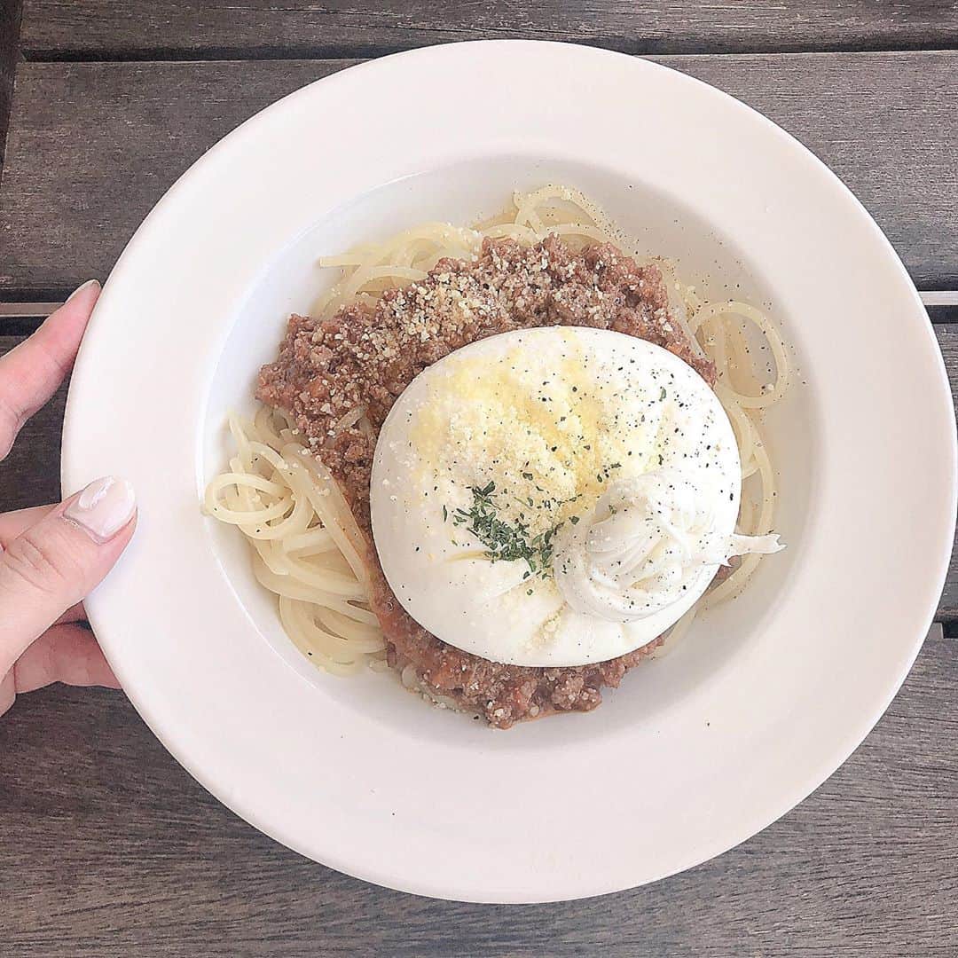 瀬賀しお（せがしぃ）さんのインスタグラム写真 - (瀬賀しお（せがしぃ）Instagram)「˗ˏˋ  6/23  ˎˊ˗  親友たちが誕生日をお祝いしてくれました☺️💓 いくつになってもこうやって集まってお祝いしてくれて嬉しいなっ🤍 もう何年目だろう...（´-`）.｡oO 10代のときに出会ってから ずーーーっと支えてもらってる✨ 絶対的に信頼できる存在がいるだけで強くいられる！！ 本当にありがとう💓 . もう10年くらい一緒にいて 思い出がたっっくさんあるけど、 これからまだ何十年も一緒に思い出を作っていけると思うとわくわくするなぁ〜☺️ 90歳とかになってもカフェで女子会したいわ👵🏼それをSNSに載せたい👵🏼（笑） . #love」6月27日 0時05分 - segashiori