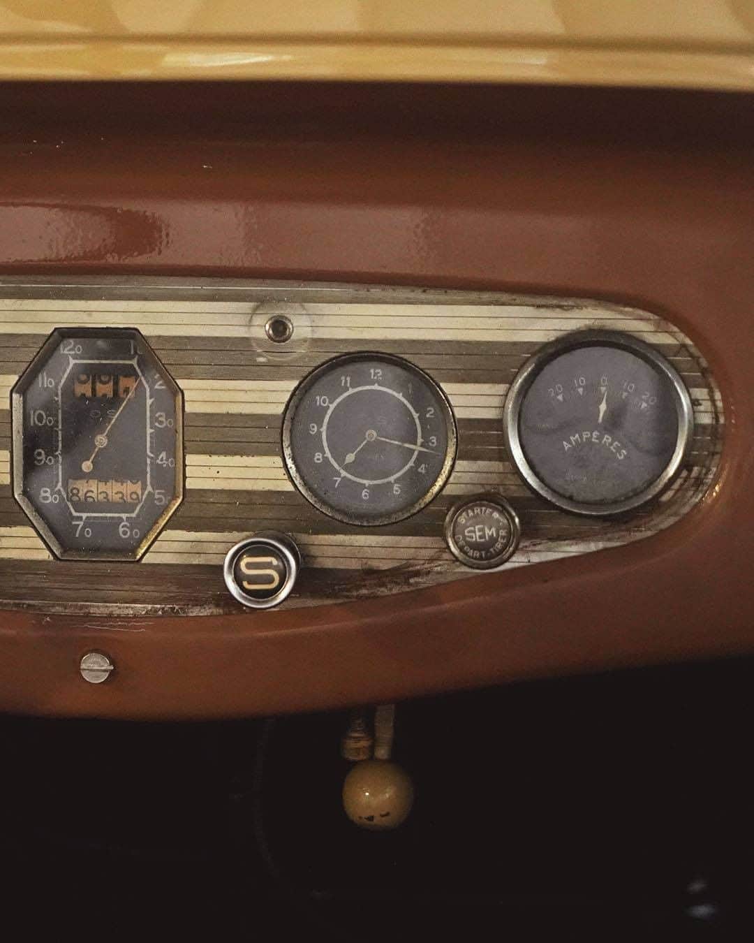 Citroënさんのインスタグラム写真 - (CitroënInstagram)「Citroën #C4, all in details! 🔍 #OnceUponACar #ClassicCar #Citroën #LeConservatoire #OldButGold #InstaCar #CarsOfInstagram #Picoftheday #carlifestyle #vintagecar #carswithoutlimits #cars4life #carscollection #fashion #design #car」6月27日 0時07分 - citroen