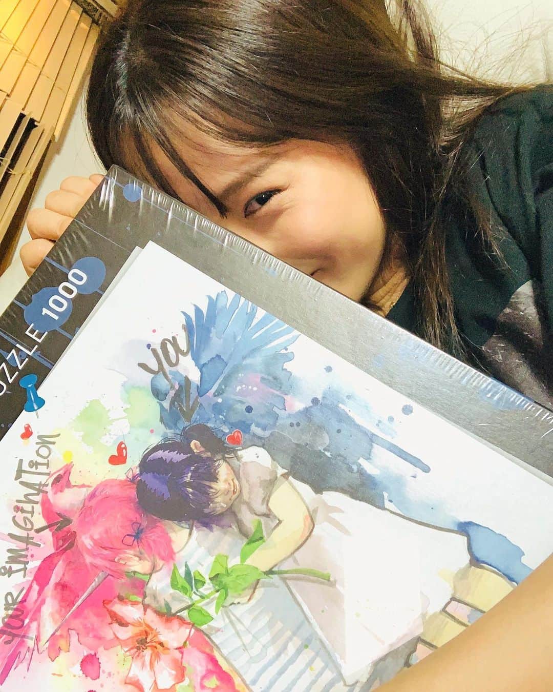 秋山ゆずきのインスタグラム：「#SHMT にて #齊藤工 さんの企画プロデュースによるリモート映画プロジェクト「TOKYO TELEWORK FILM」全6作が初の一挙上映！ 見て下さった皆様ありがとうございました。  でぃすたんす 好きだなぁ。 2回目でしたが 観終わって、残る気持ちが今回は 【子供の頃友達と沢山遊んでバイバイした後】 の感覚でした。 なんだろ、なんか寂しい。 でもそれってリモート飲み会でも テレワークでも感じることかも。 みんなとワイワイした後、 一人、現実に戻る虚しさ。  んーーー。  次のお休みは大好きなlorazombie様の 素敵な作品のパズルをしよう。 この人の作品についてこの絵について 考えながら感じながら過ごす時間を早く取りたい。  140文字で治まらなかったらので Instagramで失礼します。  明後日もぜひ！  あ、限界集落2 サイコーでした！ 猫ちゃんいっぱいでてて、 優しい人がいる現実に、にやにやしてしまいました。  猫ちゃん達、優しいママに出会えて みんな良かったね🥰 いっぱい甘えて、いっぱい愛してもらうんだよ！  #COMPLYANCE #tokyoteleworkfilm  #lorazombie  #保護猫」