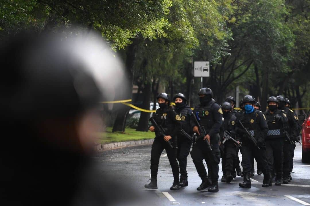 Primer Impactoさんのインスタグラム写真 - (Primer ImpactoInstagram)「El secretario de Seguridad de #CiudadDeMéxico, Omar García Harfuch, sufrió un ataque con armas largas cerca de las 6:38 de la mañana de este viernes (hora local). Él se encuentra fuera de peligro en un hospital, pero el incidente dejó dos escoltas y una transeúnte muertos.  Más información a las 5pm/4c en #PrimerImpacto con el informe de nuestro reportero @ivanmaciasnews.  Fotos: Petro Padro / Getty Images. Otras fuentes.」6月27日 0時12分 - primerimpacto