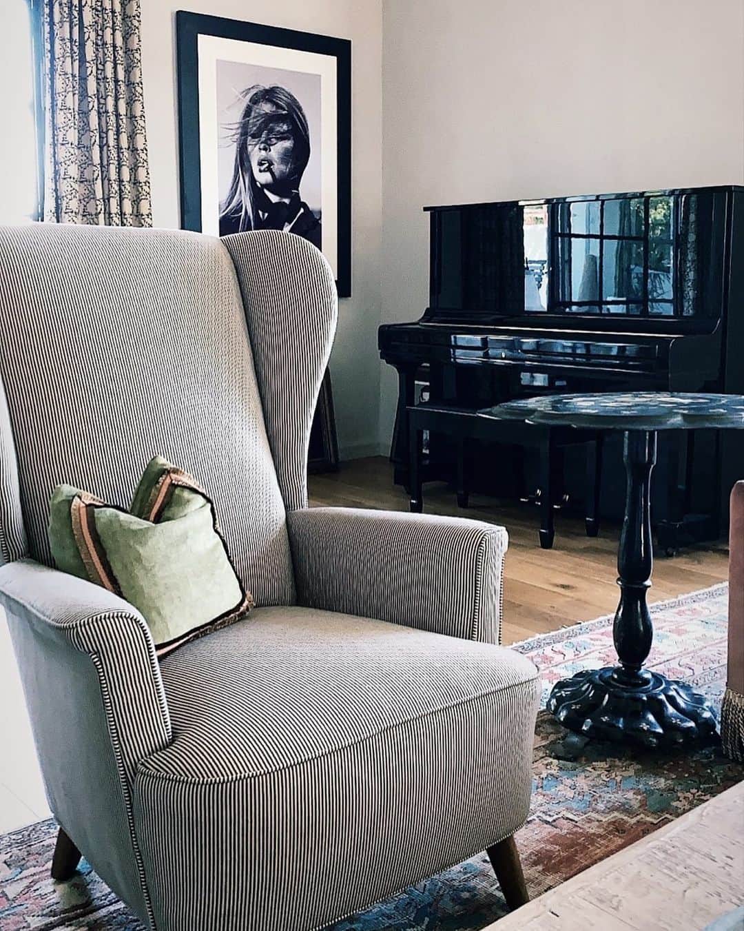 アシュレイ・ティスデイルさんのインスタグラム写真 - (アシュレイ・ティスデイルInstagram)「I ❤️ a stripe! Living room complete by @pierceandward」6月27日 0時26分 - ashleytisdale