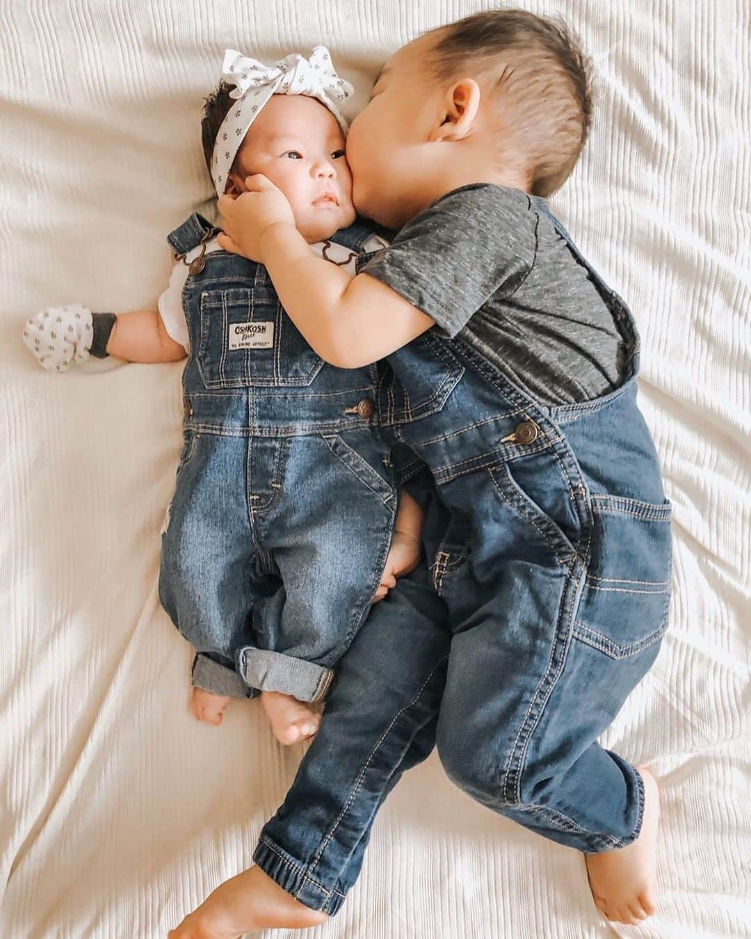 オシュコシュさんのインスタグラム写真 - (オシュコシュInstagram)「These two are #siblinggoals! Drop a 😍 below if you can't get enough of this #brothersisterlove ❤️ #worldsbestoveralls #oshkoshkids 📷: @nini.lifestyle」6月27日 0時20分 - oshkoshkids