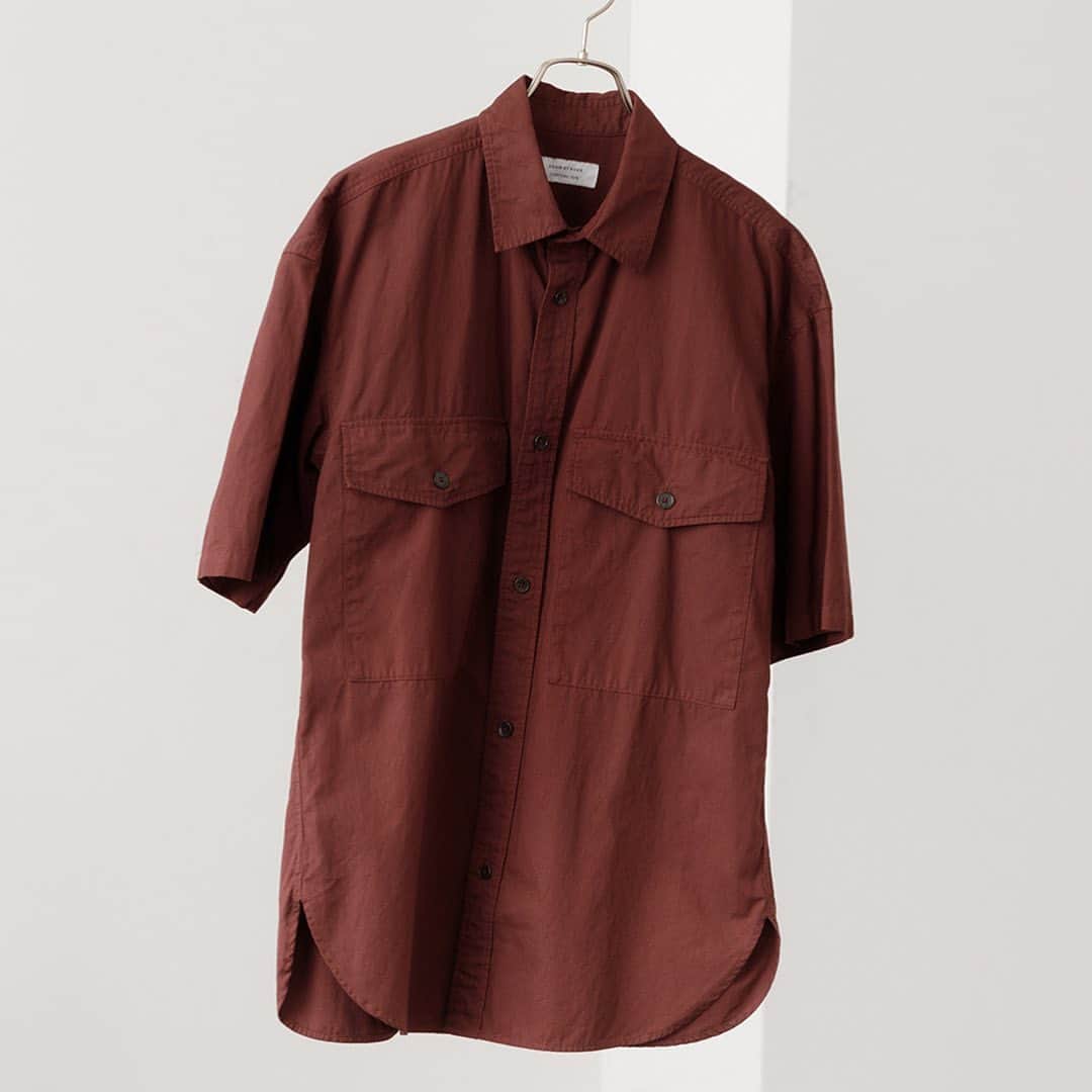 のインスタグラム：「RECOMMEND ITEM for HOMME﻿ ﻿ --------------------------------﻿ Grape pomace dye collection🍇﻿ NEW RELEASE﻿ --------------------------------﻿ 「JUN」のワイナリー、「CHATEAU-JUN(シャトージュン)」のワインの醸造工程において発生する、ぶどうの搾りカスを染料にしたスペシャルアイテムを発売。﻿ ﻿ ◾︎〈Wine pomace dyed〉オーバーサイズ ミリタリーシャツ﻿ ¥13,000+tax﻿ color : right green / pink / wine﻿ ﻿ @jadorejunonline ﻿ #adametrope#jadorejunonline#shirtdesign」