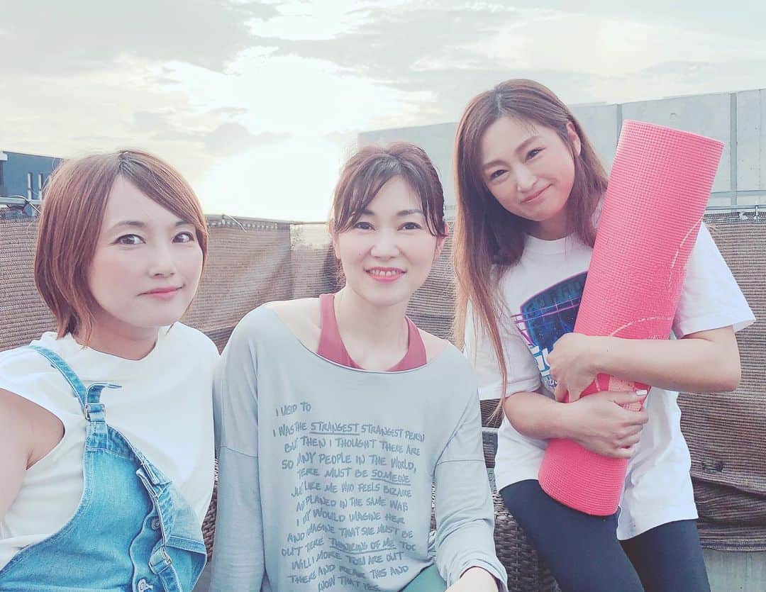 のインスタグラム：「40日で #骨格 からカラダは変わる！！ #コロナ太り #ストレス太り で人生MAXだった5月🐽  長男の⚽️ママ友でもあるお2人♡  #ダイエット 企画前より　カラダを#ボディメイク してくださった　@kchandesu keikoさん！  ステキなご縁で我が家皆がお世話になっている　#ママ友　kayoさんと♡  週一の #パーソナルトレーニング  を続けて、、、 #膣呼吸 #筋膜リリース　#ストレッチ　しながら　#筋肉 をほぐす意識を持ち  #猫背 #反り腰 #骨盤前傾#浮き輪 などが改善されてきました！  退化ばかり気になっていましたが #アラフォー　でも　毎週カラダが変わることで　目標も進化していくっ！  @jillstuart.jp サイズ　4 から0まであとすこしとなりそうです🤣  #体重減量 というよりも #3Dボディ　カラダのしなやかさ、健康的なスタイル作りの楽しさ、やり甲斐を教えて下さいました💪🏼 毎週支えてくれる褒め上手な2人がいたから　心からポジティブにいれたこと感謝です😂  まだまだ、、、胸張れる日までお2人についていきます💪🏼 @keist.agram keikoさん #ハンモック　#JOYトレ　#ヨガ　#オンラインレッスン　なども是非に❤️」