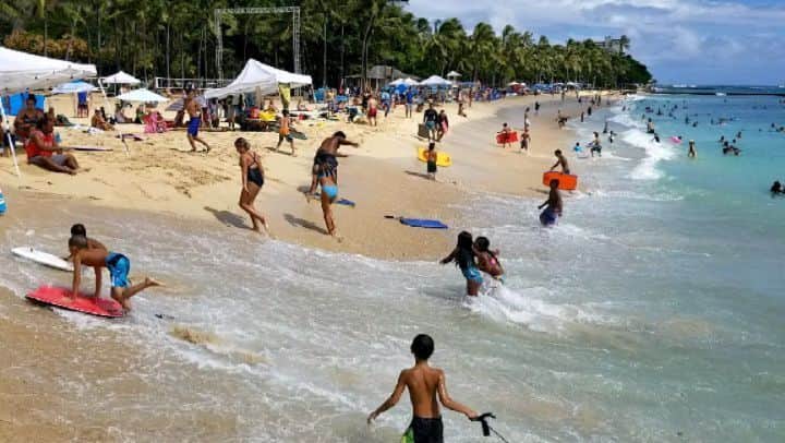瀬川慶のインスタグラム：「If this is "packed"  standard in Hawaii, how should I describe beach in Japan during summer time?  これがハワイの激混みなら日本の夏のビーチはなんと表現したらいい?😳 #hawaii #aloha #waikikibeach #locals #covid19hawaii #keepsocialdistancing ハワイ #アロハ #ワイキキビーチ #ローカル #コロナに負けるな #ソーシャルディスタンスは守ろう」