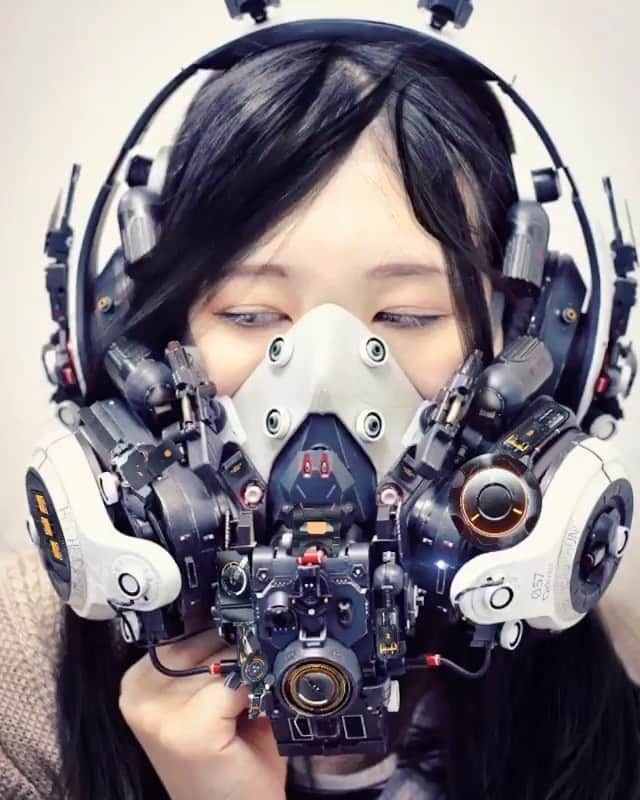 池内啓人のインスタグラム：「⛓🦿🛠 #Repost @motionsung ・・・ best breathing mask 😷 🤖  @_ikeuchi  #maskenpflicht . . animation by @motionsung  made with @werbleapp . . . #breathingmask #facemask #faceprotection  #aerosol #techgear #cyberpunk  #sureal #cyberpunkfashion #hirotoikeuchi #cyborg #wearableart  #werbleapp #werbleartist #werbleart  #mobilemotionmasters #motionsung #readymade #ikeuchiproducts #scifi  #scifiart」