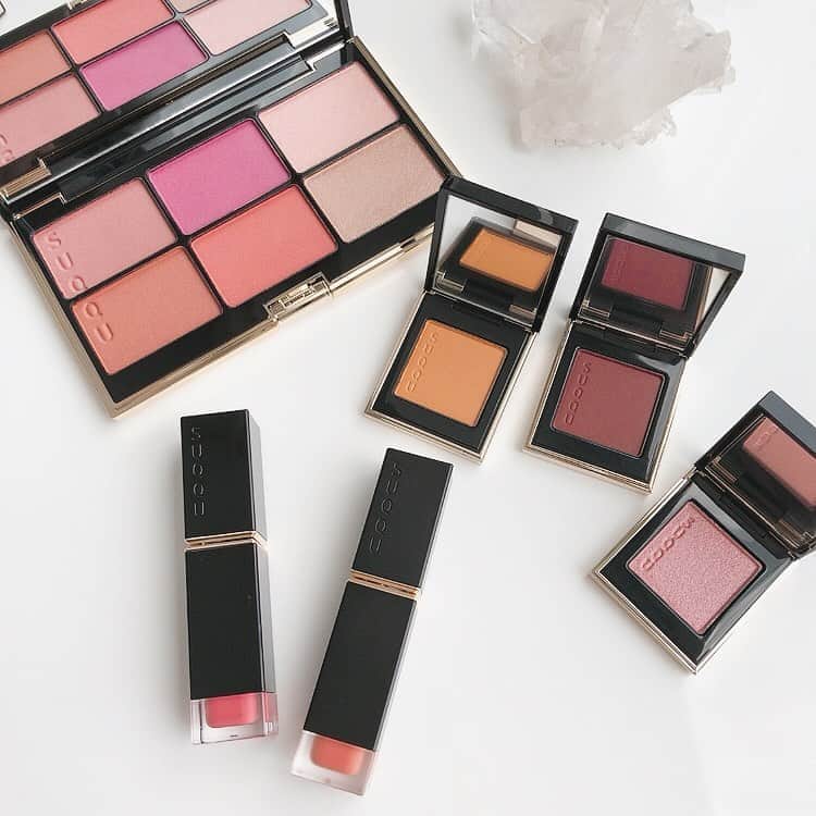 のインスタグラム：「SUQQUの2020秋冬コレクションが素敵だったのでシェア😌 . 🍁SUQQU 2020AW Color Collection（8/1発売） #パウダーブラッシュコンパクト  #デザイニングカラーアイズ 16染芥子, 17美蘇芳, 18桃雫  他にも4色アイシャドウパレットやスティックハイライト、リップがあるみたい。気になる✨ . 🍁NEWリップシリーズ（9/4発売） #コンフォートリップフルイドフォグ 05黄熟果 #コンフォートリップフルイドグロウ 03花筏  フォグとグロウの２つの質感で全14色💄発色と色持ちがとても良いリキッドリップだったよ。  @suqqu_official #suqqu #秋冬コスメ」