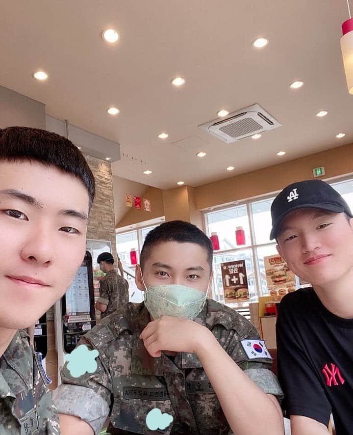 ソン・スンヒョンのインスタグラム：「첫 주말 외출 ! 머리 눌렸드아..😏 우리 선임분들이랑!!」