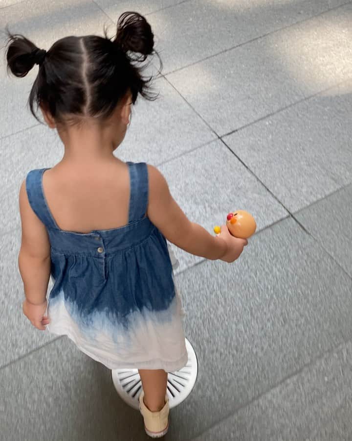 &mのインスタグラム：「あんぱんまんを握りしめてちょっとそこまで🥳 #1y9m」