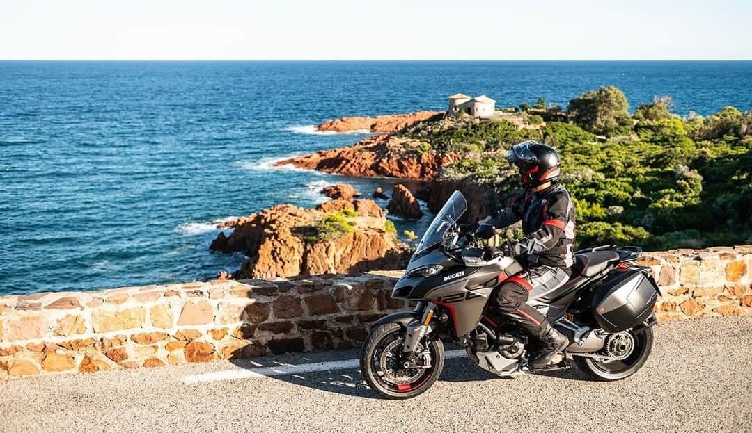 Ducati Japanさんのインスタグラム写真 - (Ducati JapanInstagram)「Born to travel -「様々な場所に出かけたい」「本能の赴くまま旅をしたい」と思うライダーへ、新しくてエキサイティングな冒険の旅を捧げます。  今回のTravel Magazineは、レンチ・リヴィエラの旅を紹介します。ムルティストラーダを走らせるこの旅で見つけた、コートダジュールの隠された魅力とは。続きはリンクからご覧ください。 Travel Magazineはプロフィール( @ducatijapan )のリンクよりご覧ください。  ご自宅で未だ見ぬ土地に想いを馳せ、バーチャルトラベルをお楽しみください。  #ドゥカティいいじゃん #ディアベル #SoGoodToBeBad #バイク #バイクのある生活 #バイクのある風景 #motorcycle #bike #ツーリング」6月27日 10時00分 - ducatijapan