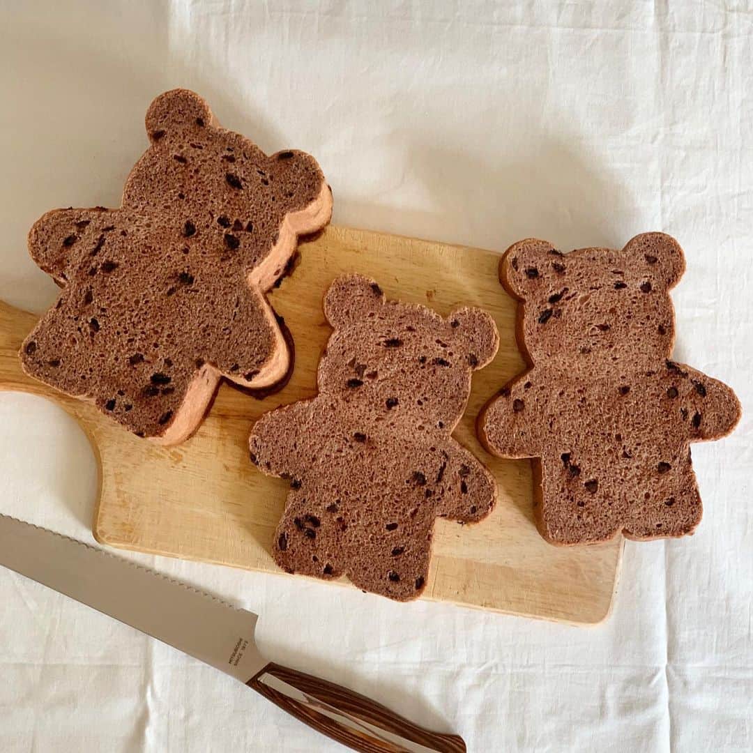 Ranさんのインスタグラム写真 - (RanInstagram)「. . . #konelのくまパン . . . チョコくま食パン♩ . くまちゃん型で焼いた食パンは、 イラストがなくても超かわいいのです😍 . . . Bear chocolate bread 🐻🍫 . . . . #bread #bear #bearbread #kawaii #kawaiifood #japanesefood #chocolate #chocolatelover #sweets #breakfast #lunch #coffeetime #coffeebreak #手作りパン #手作り食パン #食パン #くまパン #baker #bakery #パン屋 #食パン専門店 #三星刃物 #チョコパン #菓子パン #チョコチップパン #こどもがいる暮らし #キャラパン #パン教室 #konel」6月27日 10時21分 - konel_bread