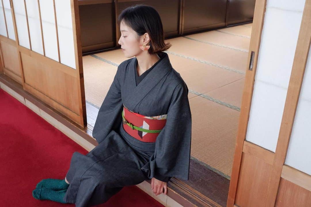 のインスタグラム：「お着物のお仕事... したいなぁ✨⛩🍃 * #FUJIFILM #広尾#神道大教  #denim#kimono#japanese #デニム着物#リメイクワンピ#カジュアル着物コーデ」