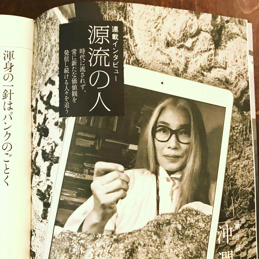 光野桃さんのインスタグラム写真 - (光野桃Instagram)「小学館の文芸PR誌『本の窓』7月号の連載インタビューページ「源流の人」に沖潤子さん　@wokyshoten のロングインタビューが掲載されています。 目にした瞬間、息を呑むほどの衝撃を毎回覚える針と糸の芸術。 別の宇宙へ連れて行かれるような感覚と、なぜか心の底から泣けてくる懐かしさ、切なさとが共存する沖さんの世界。 その謎を解き明かす一端になる数々の言葉が響きます。 ひとは誰しも、歩いてきたその道程を全部背負い、たとえその重さにたじろぐことがあろうとも、一歩一歩前に進んでゆくのだな、と思わずにはいられません。 4月から行われている山口県立萩美術館での個展「アンソロジー」は来年2021年3月28日まで。 7月18日からは東品川のKOUSAKU KANECHIKAにて個展「刺繍の理り」が始まります。8月22日まで。 新しい作品に出会う前に、このインタビューを読めて幸せでした。  #沖潤子 #junkooki #本の窓 #源流の人 #山口県立萩美術館 #anthology #kosakukanechika #刺繍の理り」6月27日 10時25分 - mitsuno.momo