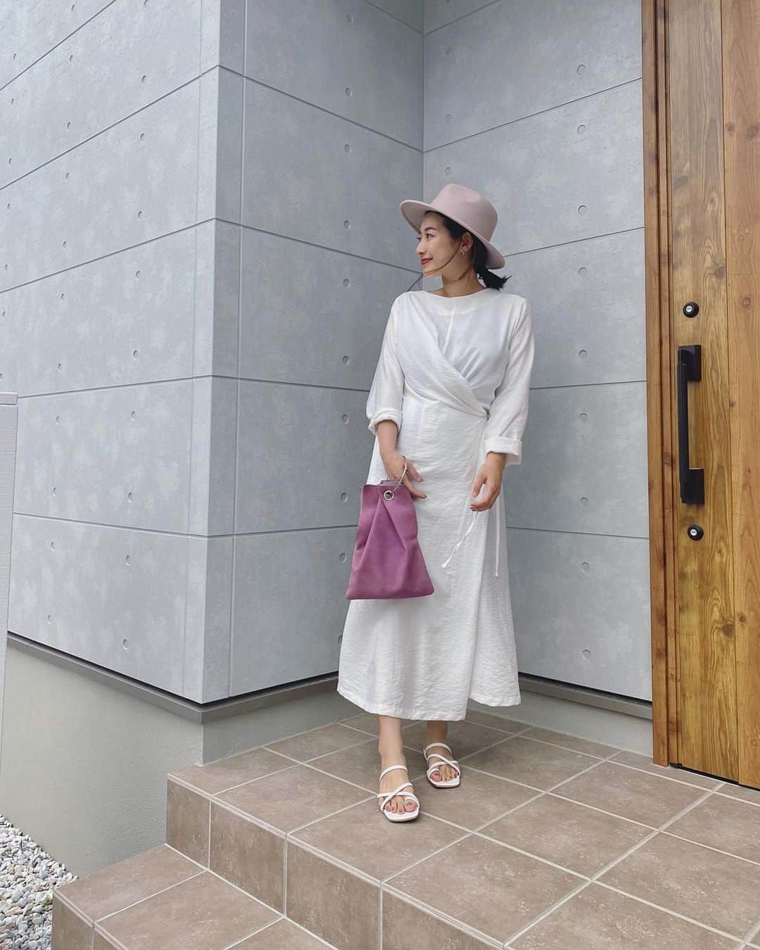 鬼辻麻衣さんのインスタグラム写真 - (鬼辻麻衣Instagram)「真っ白を着てる日に限って、 いっぱい落としてしまう💭🌮🍅 ・ 🇰🇷で買ってたワンピース。 に、毎週履いてる @jihyang_0305 のサンダル。 韓国行きたいなぁ〜🥺 ・  #タコスこぼしすぎ ☹️」6月27日 10時25分 - kitsumai