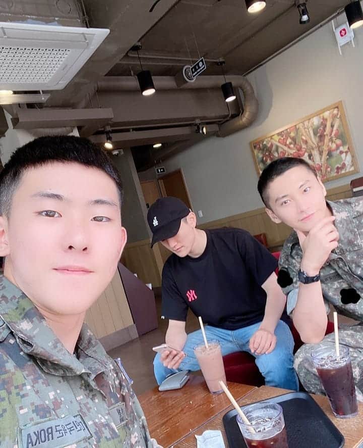 ソン・スンヒョンのインスタグラム：「커피타임... 😛😝」