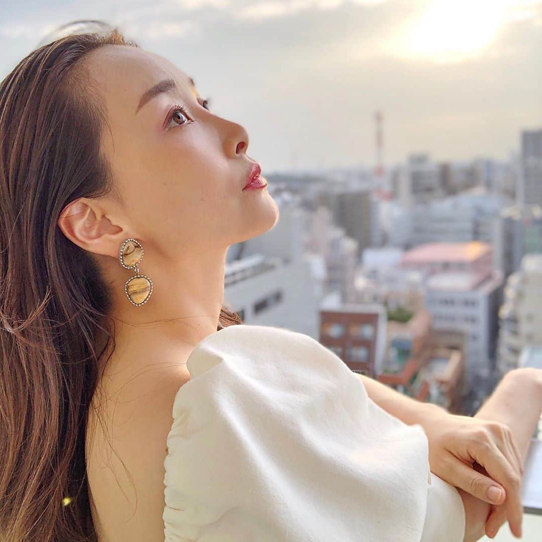 のインスタグラム：「横から見た時の眉が上手く描けた時、『私の選択は間違えていなかった』と壮大な自信がみなぎる。笑  それくらい何度描いても難しくて奥深くて大切なパーツよね。  上手く描けたら盛大に褒めてね。 上手く描けなくても毎日描いてて偉いなって褒めてね。  #うちら偉い #うちらすごい #眉メイク #横顔」