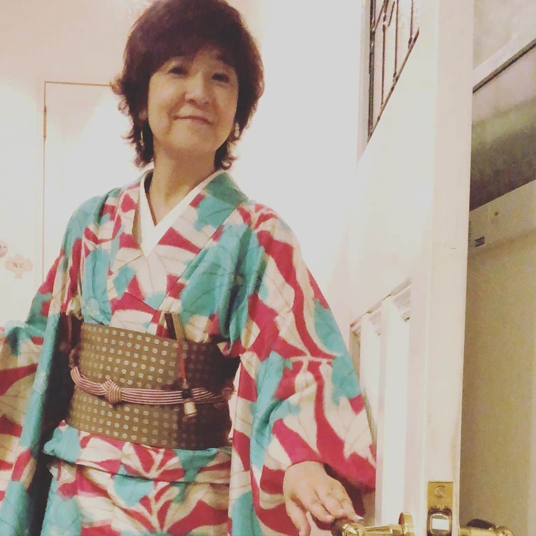 藤田朋子さんのインスタグラム写真 - (藤田朋子Instagram)「立て続けに着物姿を🌸 銘仙の色合いが好き😍  #着物 #ヤフオク #激安着物 #リサイクル #銘仙 #お気に入り #着物を着ている芸能人　 #苺壱ゑ」6月27日 10時37分 - chiendormant