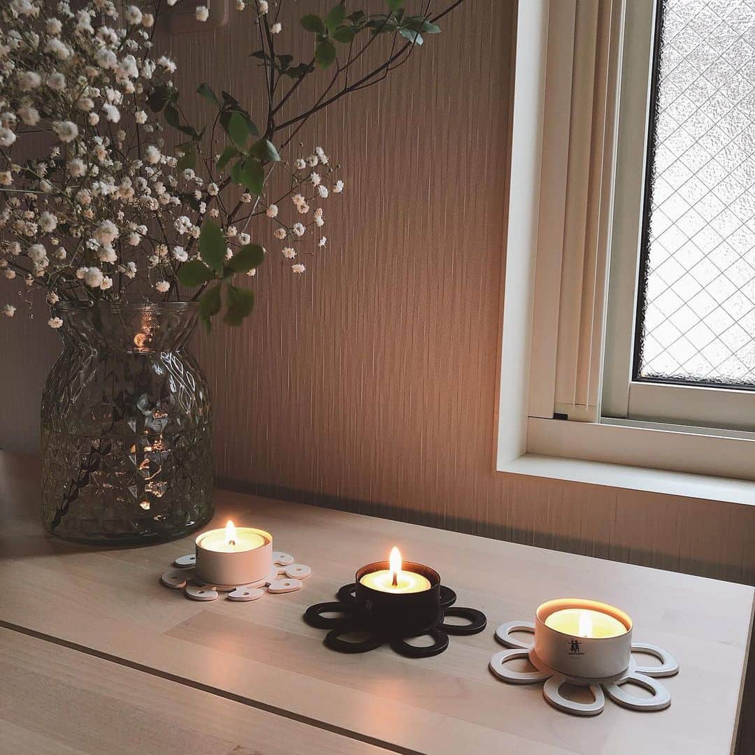 ecomfort（エコンフォート）さんのインスタグラム写真 - (ecomfort（エコンフォート）Instagram)「北欧では、キャンドルを灯すのが習慣化されています🕯  スウェーデンのBENGT&LOTTAのアイアン製の素敵なキャンドルスタンドやホルダーもエコンフォートでは多数取り揃えています💁🏻‍♀️ また、エコンフォートハウスで取り扱っている 「お米のティーライトキャンドル」と 「ハゼの和ろうそく」は 自然素材から作られており、 一般的に販売されている石油原料のパラフィン製  キャンドルと違って油煙をほとんど出しません。  多くの皆さんにキャンドルに親しんでいただけるよう、 キャンドルは30％OFF スタンド類は20％OFFにて 7月末までの期間限定で特別価格にて販売いたします。 https://www.ecomfort.jp/SHOP/101460/101742/list.html  あわせて、キャンドルスタンド・ホルダーを ご購入の方先着10名に「お米のティーライトキャンドル」を1箱（3個入）プレゼントします。  是非この機会をご利用ください！  #エコンフォート #ecomfortHouse #サスティナブル #サスティナブルショップ #エコ　#サスティナブルな暮らし #暮らしを楽しむ #丁寧な暮らし #おうち時間をもっと快適に　#おうち時間をもっとたのしく #おうち時間 #テレワーク #リモートワーク #在宅勤務　#北欧 #今日の買い物が未来を変える #ホームデトックス　#BENGTLOTTA #ベングトアンドロッタ #幸せのデザイン #北欧のほっこりを暮らしのにっこりに #北欧デザイン #スウェーデン #デザイナーユニット　#プレゼント企画」6月27日 10時46分 - ecomfort_eoct