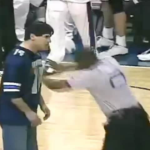 のインスタグラム：「When Mark Cuban and the ref pranked everyone in attendance. 😂 (via @dallasmavs)」