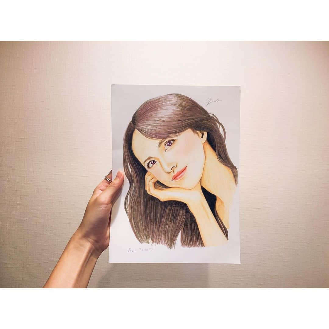 戸田れいさんのインスタグラム写真 - (戸田れいInstagram)「drawn by @kaede_ito004 ・ ・ ・ ついに楓がわたしの似顔絵を描いてくれました🥺✨ずっと待ってたよぉー🙌 TBS「中居くん決めて」でご一緒してから実は今ではプライベートでも仲良しのわたしたち👭楓のインスタにもらった瞬間の動画も載ってるので観に行ってねー🤳わたし、お目目まんまるくなっちゃってたわよ😳 #art#painter#portrait#色鉛筆アート」6月27日 10時54分 - rei_toda