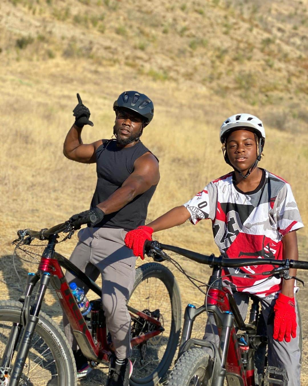 ケビン・ハートさんのインスタグラム写真 - (ケビン・ハートInstagram)「Trail life with my guy....I swear I love this shit..... #Harts #MountainBiking」6月27日 11時00分 - kevinhart4real