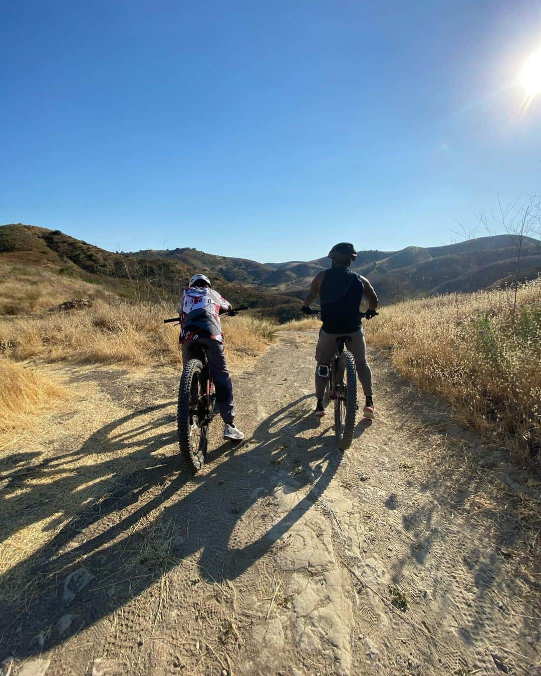 ケビン・ハートさんのインスタグラム写真 - (ケビン・ハートInstagram)「Trail life with my guy....I swear I love this shit..... #Harts #MountainBiking」6月27日 11時00分 - kevinhart4real