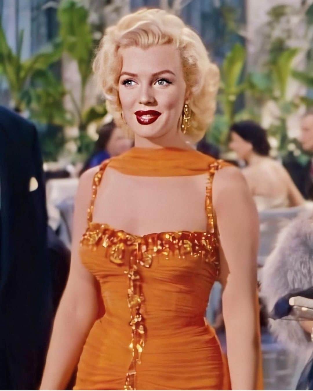 マリリン・モンローのインスタグラム：「Follow @welovemarilyn for Marilyn Monroe photos. Beautiful Marilyn in the film “Gentlemen Prefer Blondes” 1953. Her facial expressions are so cute✨🧡」