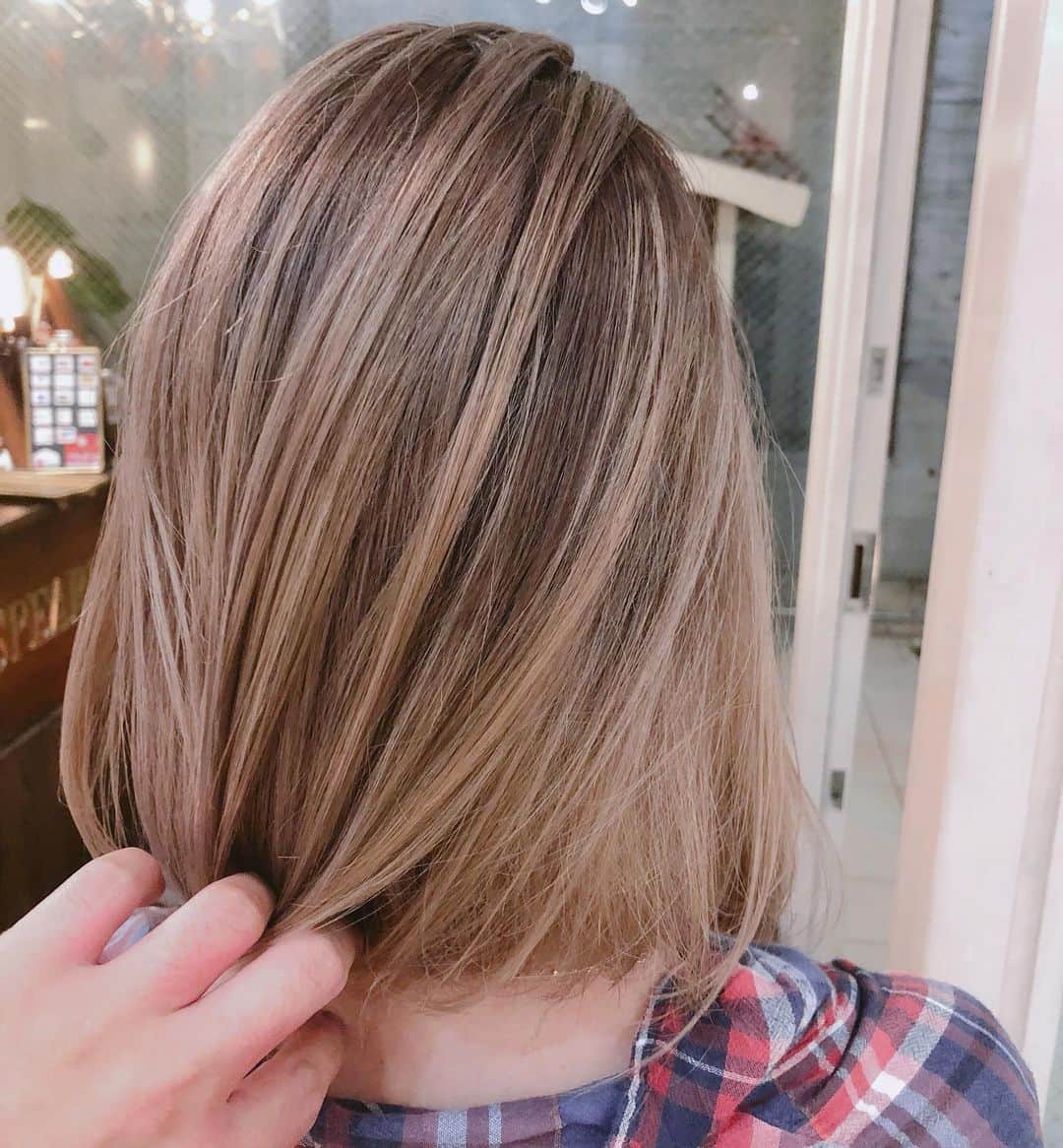 斉藤潤一のインスタグラム：「バレイヤージュ！ ナチュラルにがオシャレ  スタイリスト　#斉藤潤一  #バレイヤージュボブ  明るいカラーが好きな方は是非 . 〒150-0041 東京都渋谷区神南 ご予約はこちらへ ☞☞ TEL ☏﻿ ﻿03-3462-2093 web  roco@1cs.jp 渋谷 美容室 #rocospearz . 〒150-0041 東京都渋谷区神南1-14-9 第7FMGビルB1F . . ご予約はこちらへ ☞☞ TEL ☏﻿ ﻿03-3462-2093 web  roco@1cs.jp . ★平日  open  11:30-22:30 ★土日祝  open  11:00-21:30  #渋谷#東京#oggiotto#新宿#新宿美容室#ヘアアレンジ #外国人風#バレイヤージュ #hair#渋谷美容室 #インナーカラー#オシャレ #ダブルカラー#外国人風カラー#ショートヘア #ヘアアレンジ #ケアブリーチ  #ラベンダーアッシュ #newcolor # #tokyo #shibuya #hair #ボブスタイル #モデル#バレイヤージュカラー #バレイヤージュグラデーション」