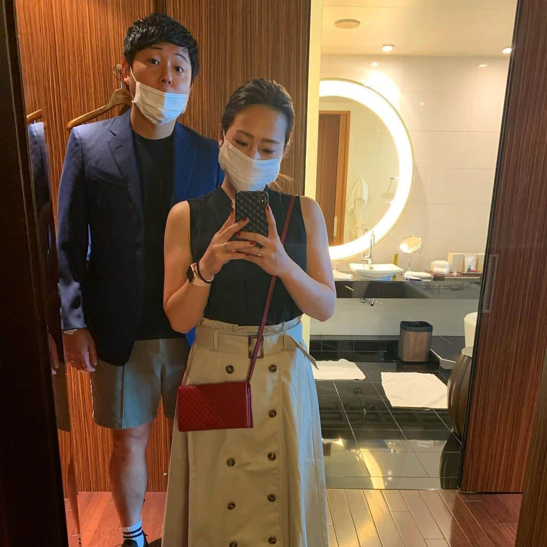 菊池沙都さんのインスタグラム写真 - (菊池沙都Instagram)「First wedding anniversary 💍 思い出のコンラッドに連れてきてくれました🥰💓 #私の旦那さん#ありがとう#幸せな時間 #コンラッド東京#conradtokyo #アフタヌーンティー#afternoontea  #あっという間に一年#毎日充実 6月27日は#結婚記念日 と お父さんお義母さんのお誕生日🎂❤️ お酒選んでる大貴楽しそう。 最後は私の足がスッキリ見える奇跡の一枚をご覧ください。」6月27日 11時13分 - satochin30