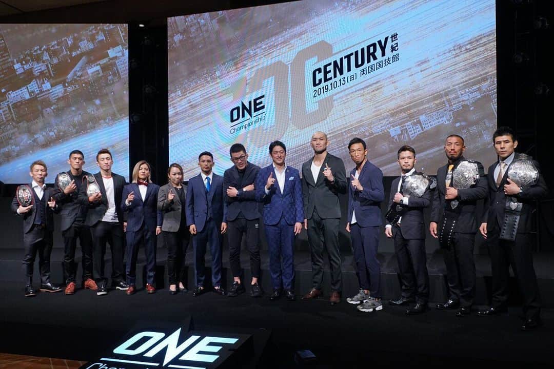 のインスタグラム：「ONE Championshipが動き出す。止まっていた針がついに。とうとうきた！  総合格闘技。人間と人間が、一対一で、持てる全ての力をぶつけて競う究極のスポーツ。 金網の中、逃げ出せない。誤魔化せない。 恐怖心、闘争心、怒り、喜び、驚き、焦り…選手たちのリアルな感情は観てる方々に入り込む。これほどまでに感情が全て伝わるスポーツはあるだろうか。究極の本能。 その闘いを、やっと届けられる。  叫んでください。 感動してください。 日常では味わえない、格闘技でしか味わうことのできない興奮を再び！ 全てを賭けて闘うかっこいい男達をみてほしい。共に闘う想いで。 デビュー戦から18年の月日が流れ、もはや敗北を経験の１つとして補う身分でもなくなった。敗北を成長の糧にしている暇はない。 総合格闘技の未来に、日本人の強さを残すべく闘う。 自分に打ち勝つ為、ONEに戦いの狼煙を上げる。 ONE再開と共に、見届けてほしい。  岡見勇信  #onechampionship #weareone #ldh #ldhmartialarts #exfight #mma #kickboxing #grappling #bjj #boxing #格闘技 #武道 #狼煙 #開幕 #写真:boutreview」
