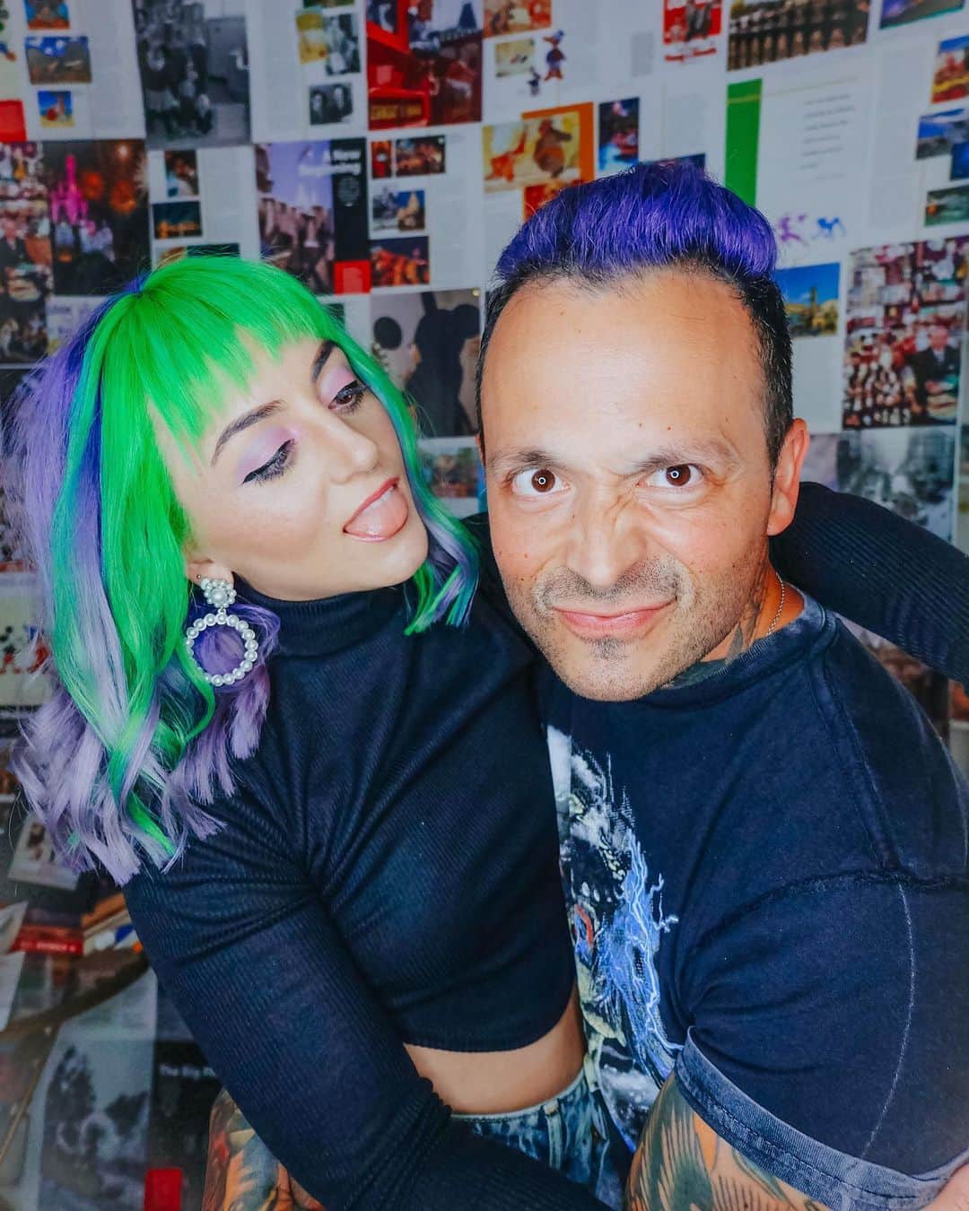 ニック・マーティンのインスタグラム：「@mrsjennamartin & I just celebrated 6 years of being together. 6 years! I love this woman so much and appreciate every moment we’ve shared together. We still continue to learn more about each other & strengthen our relationship in the process, which is something I’m grateful for every single day of my life. Cheers to us ❤️🎉 I love you @mrsjennamartin ❤️❤️❤️ And an extra special thanks to @hairbykristinamarie for freshening up our hair & be an amazing human being 🙌🏽. . How’s everyone doing out there? What’s everyone watching or reading? I recently finished reading “The Hate U Give” by @angiethomas and I thought it was brilliant. I’m currently reading “Shantaram” by Gregory David Roberts. That’s all I got. Much love to you guys & hope everyone is doing well✌🏽」