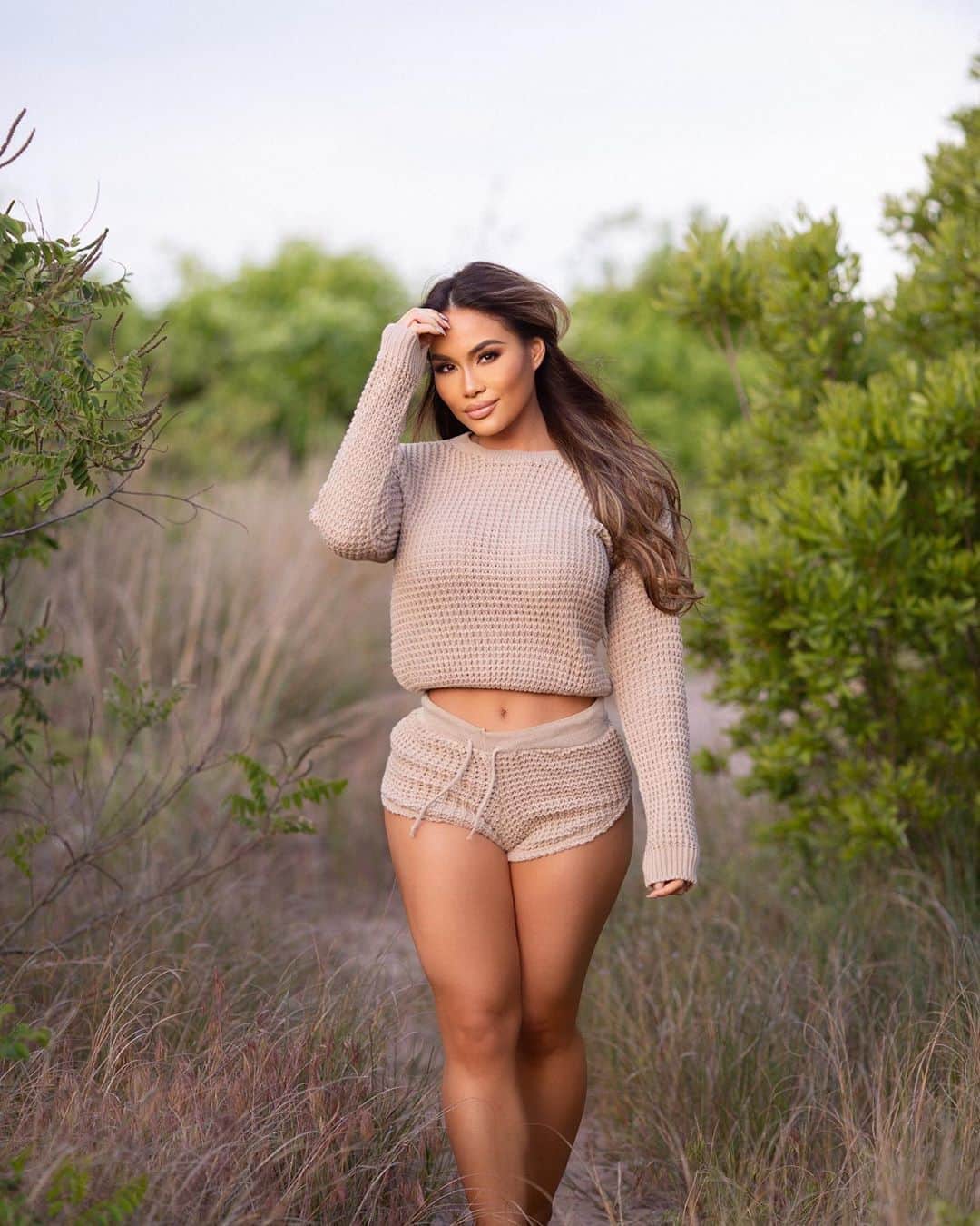 ダフネ・ジョイのインスタグラム：「Cozy vibes always 🐻 @missyempire #missygirls」