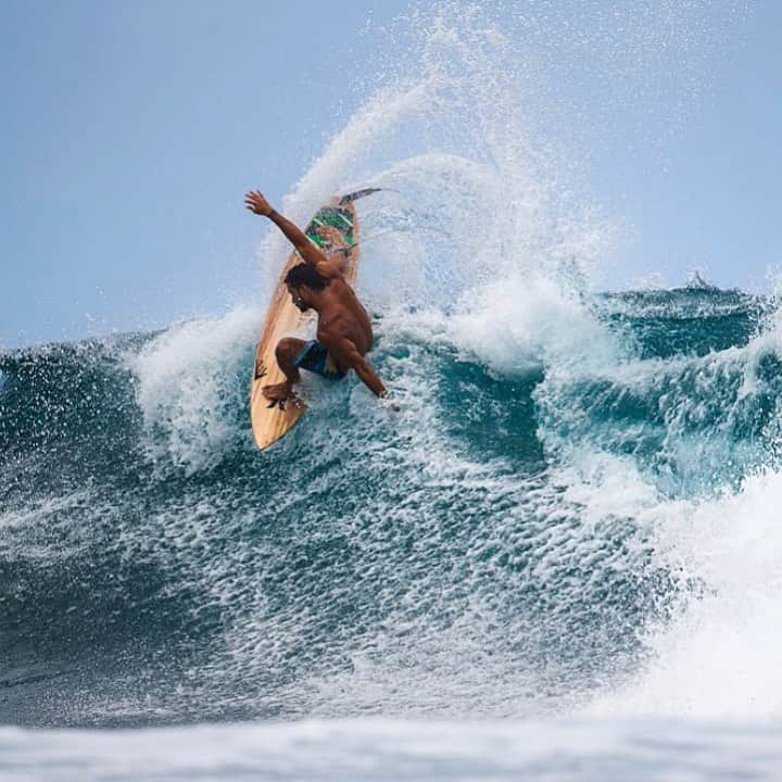 ミシェル・ボレーズのインスタグラム：「Small pass with the boss @benthouard  a few years ago .  @firewiresurfboards」