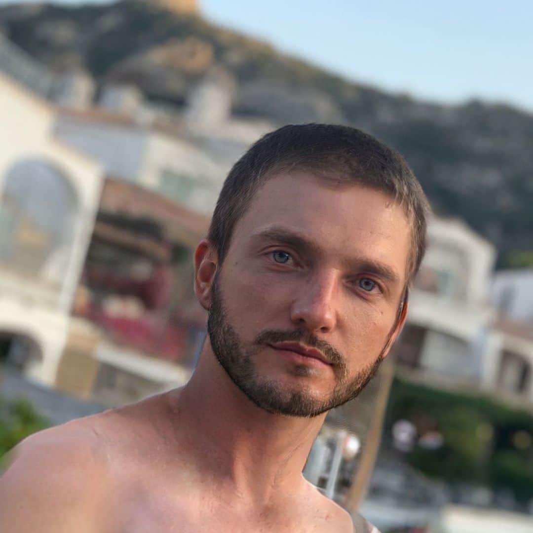ヴラダ・ロスリャコヴァのインスタグラム：「Meet Vlad. He might take over my instagram for some time.」