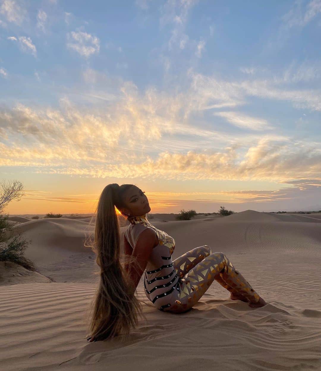 リアン Vのインスタグラム：「Behind the scenes from my BEASTMODE music video 🔥 Dropping TOMORROW! 🎥: @alanszargoza」