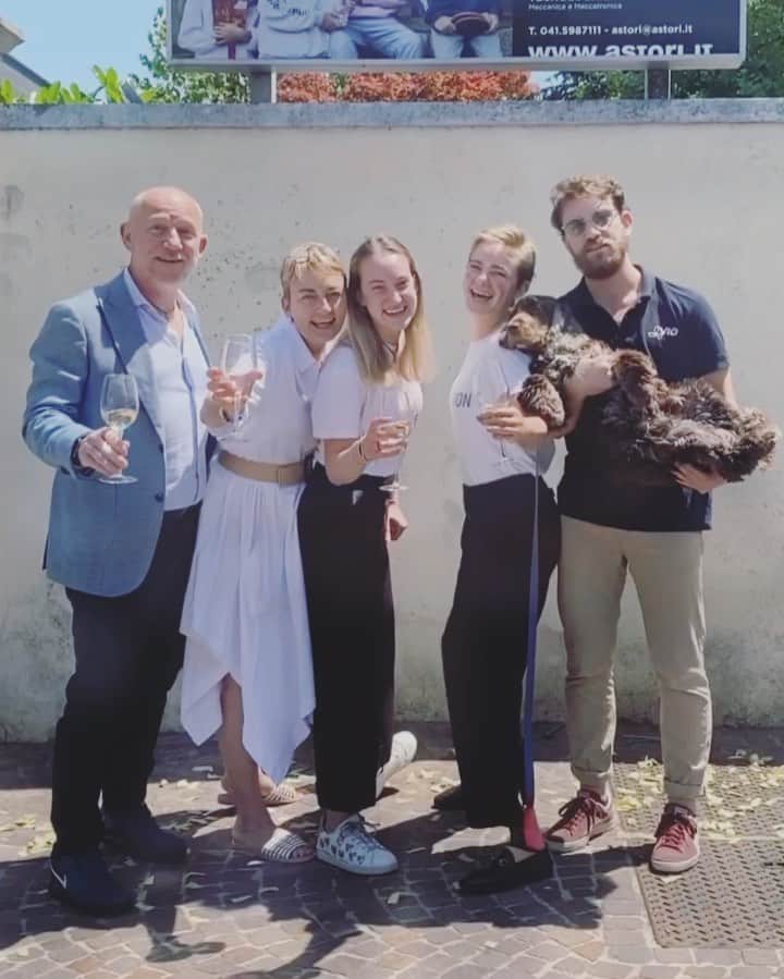 ベアトリーチェ・ヴィオのインスタグラム：「Grandissima Sole! Da oggi sei ufficialmente matura 🤓🎉🍾 Siamo molto fieri di te 😍」